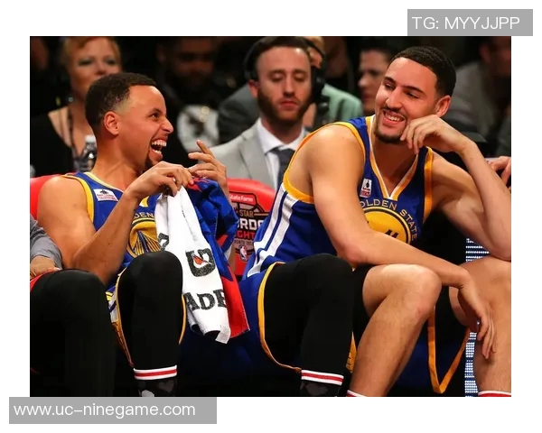 库里穿安踏克莱11代圣诞配色致敬兄弟情深水花重聚